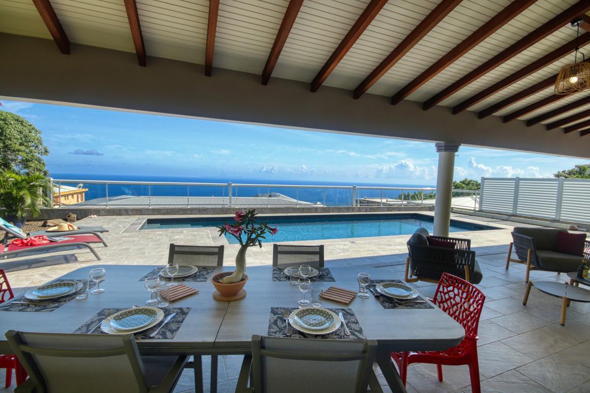 Villa-luxe-Martinique - Repas sur la terrasse